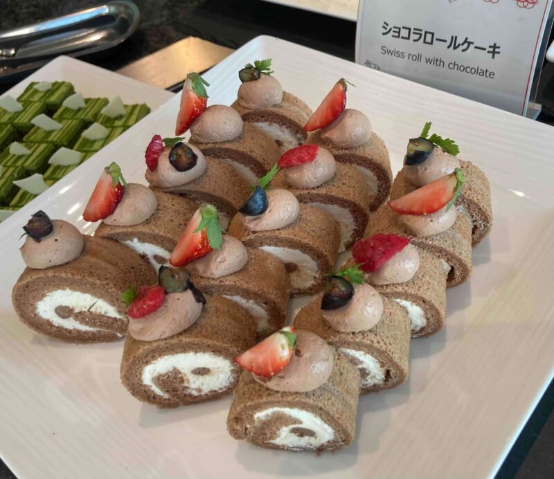 「東京ベイ東急ホテル」のコーラルテーブルのショコラロールケーキ