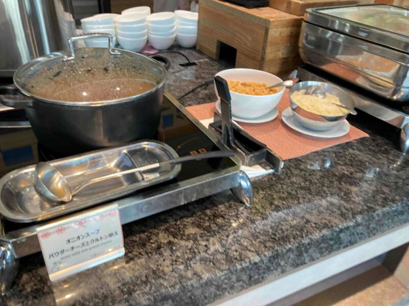 「東京ベイ東急ホテル」のコーラルテーブルのオニオンスープ パウダーチーズとクルトン添え