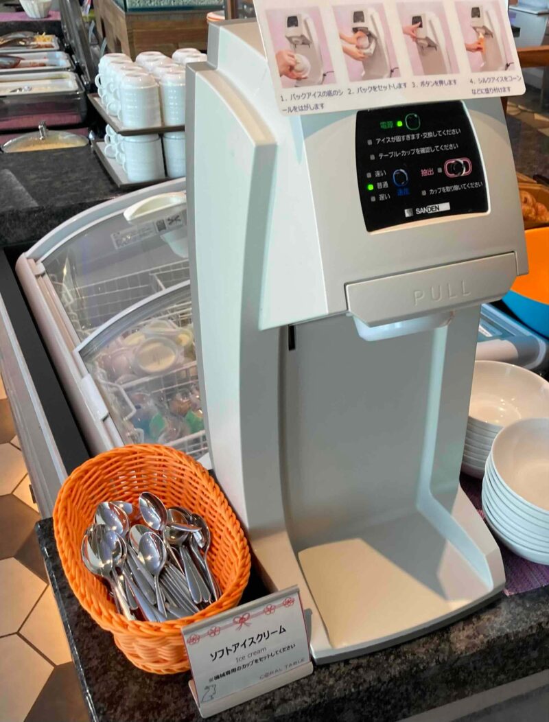 「東京ベイ東急ホテル」のコーラルテーブルのソフトアイスクリーム