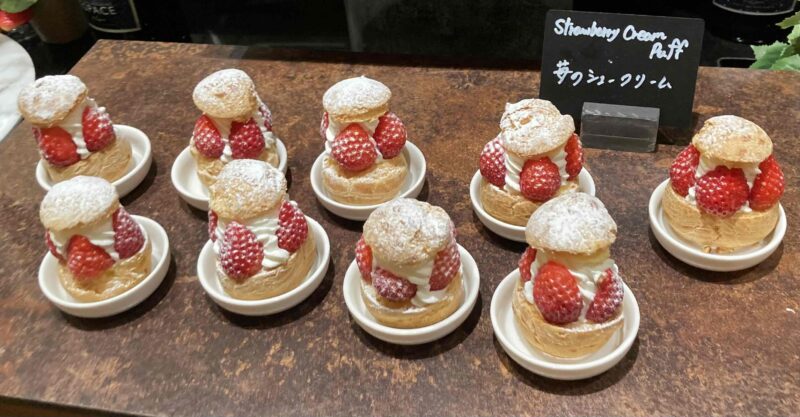 ウェスティンホテル東京「ストロベリーデザートビュッフェ」の苺のシュークリーム