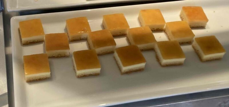 ホテルミラコスタ「オチェーアノ」“ダッフィー＆フレンズ”ブッフェのベイクドチーズケーキ