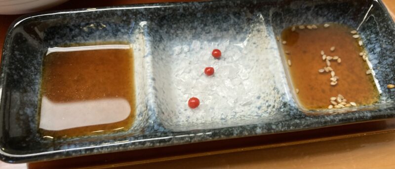 ホテルモントレ仙台の「日本料理 隨縁亭」自家製ダレ、岩塩、ポン酢