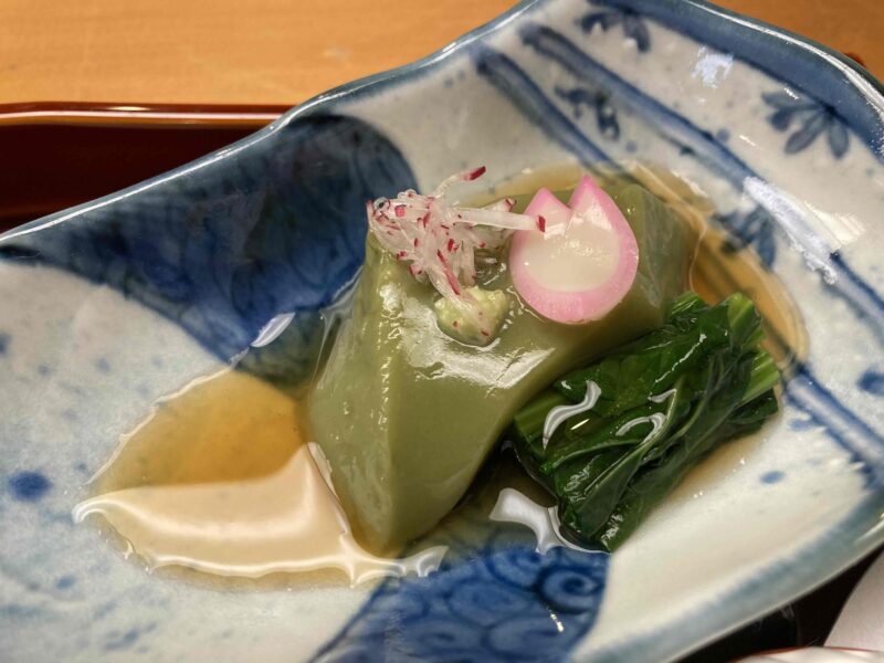 ホテルモントレ仙台の「日本料理 隨縁亭」本日の前菜小鉢三種盛りのよもぎと胡麻の豆腐
