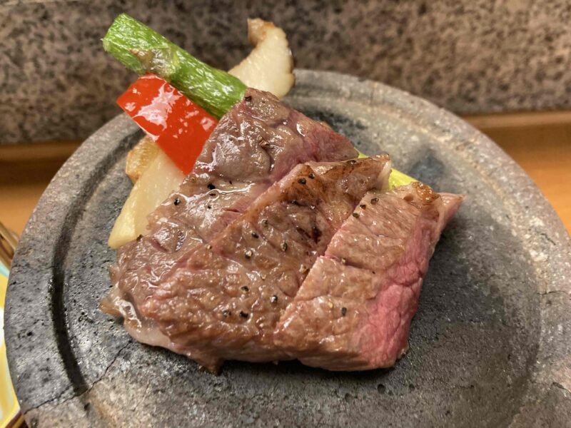 ホテルモントレ仙台の「日本料理 隨縁亭」焼き物：仙台牛の石焼き　温野菜