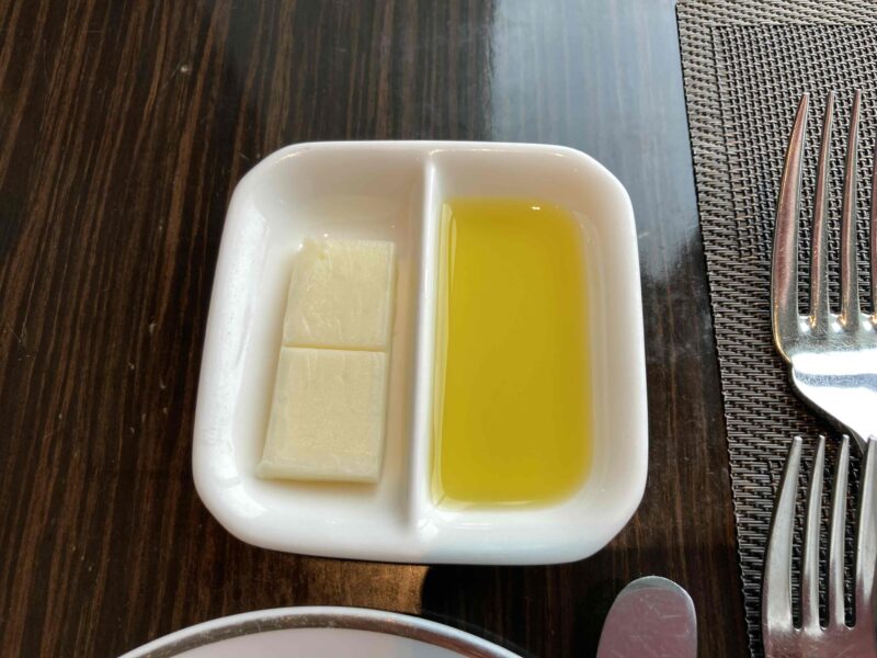 ウェスティンホテル仙台「レストラン シンフォニー」の「1ドリンク付きプリフィクスランチ　メイン2品」バターとオリーブオイル
