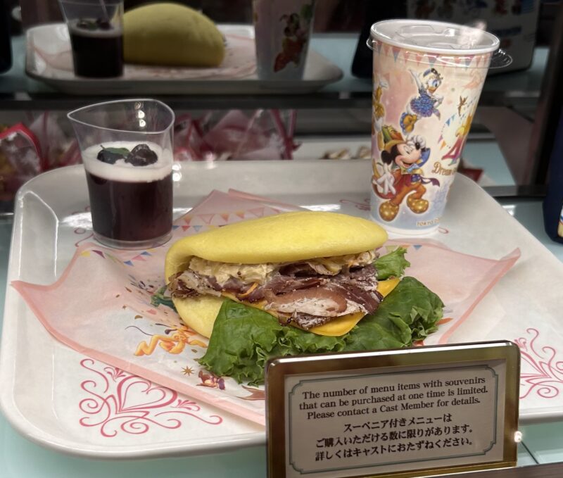 東京ディズニーランドの「スウィートハート・カフェ」のスペシャルサンド