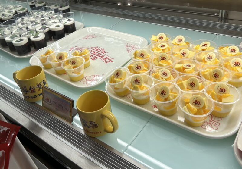 東京ディズニーランドの「スウィートハート・カフェ」のチーズケーキ・マンゴープリン、スーベニアカップ付き