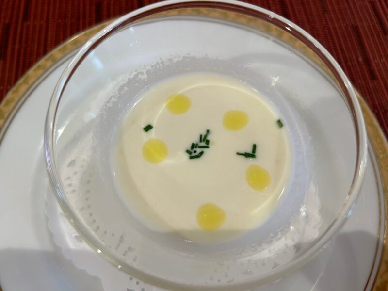 ホテルオークラ東京ベイ「レストラン フォンタナ」の「シーズナルセレクトランチ」のスープ（冷製ジャガイモのクリームスープ）