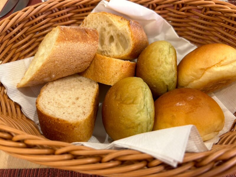 ホテルオークラ東京ベイ「レストラン フォンタナ」の「シーズナルセレクトランチ」のパン