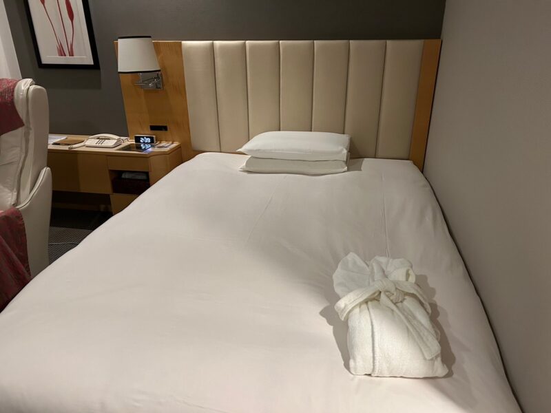 名古屋東急ホテル「レディースルーム」ベッドとバスローブ