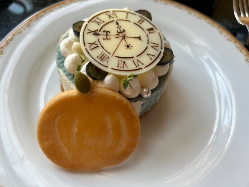 東京ディズニーランドホテル「ドリーマーズ・ラウンジのケーキセット」の「紅茶のロールケーキ」