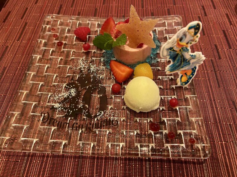 ディズニーアンバサダーホテルのエンパイア・グリルの「東京ディズニーリゾート40周年“ドリームゴ－ラウンド”エンパイア・グリル・ランチ メニュー」赤い果実のムース　メロンアイスとともに1