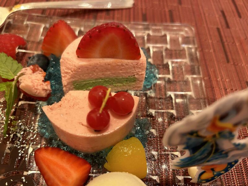 ディズニーアンバサダーホテルのエンパイア・グリルの「東京ディズニーリゾート40周年“ドリームゴ－ラウンド”エンパイア・グリル・ランチ メニュー」赤い果実のムース　メロンアイスとともに2
