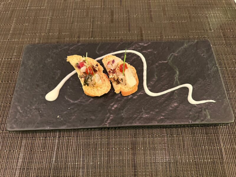 東京ディズニーランドホテル「カンナ」グレイシャスブルームのツブ貝とガリのタルタル 醤油風味のブルスケッタ 西洋山葵のアクセント1