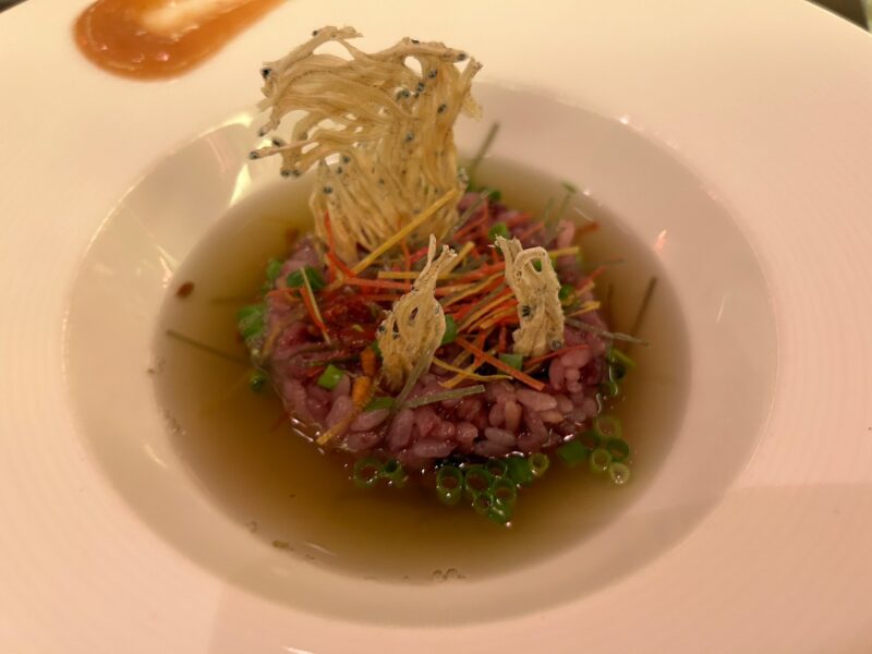 東京ディズニーランドホテル「カンナ」グレイシャスブルームの黒米と鰹だしのスープご飯 畳鰯と南高梅2
