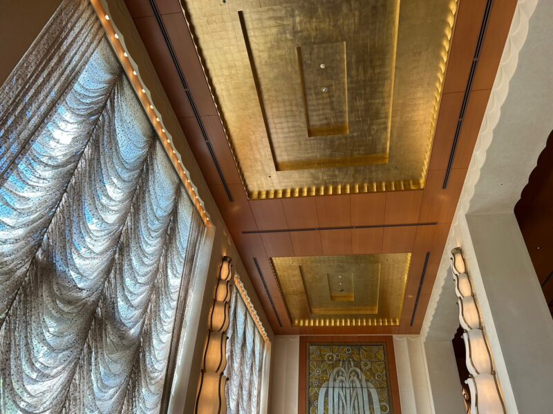 ディズニーアンバサダーホテル「ハイピリオン・ラウンジ」の天井