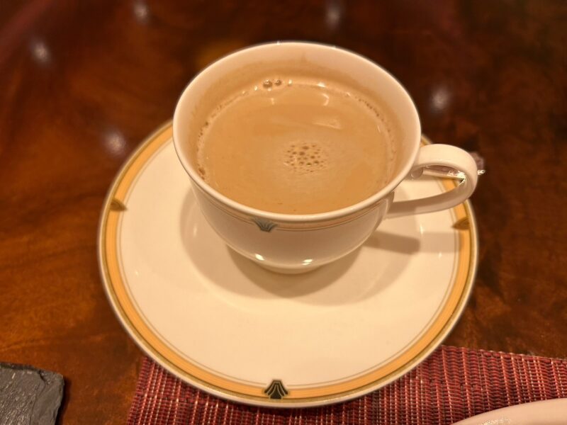 ディズニーアンバサダーホテル「エンパイア・グリル」の「東京ディズニーリゾート４０周年"ドリームゴーラウンド"エンパイア・グリル・ディナー」コーヒーまたは紅茶