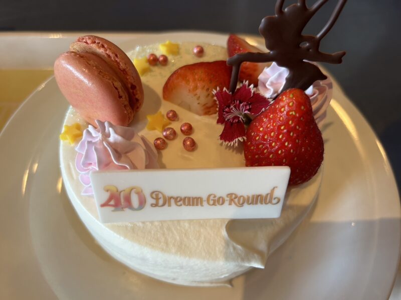 東京ディズニーリゾート40周年“ドリームゴーラウンド”スペシャルメニュー「スペシャルホールケーキ」1