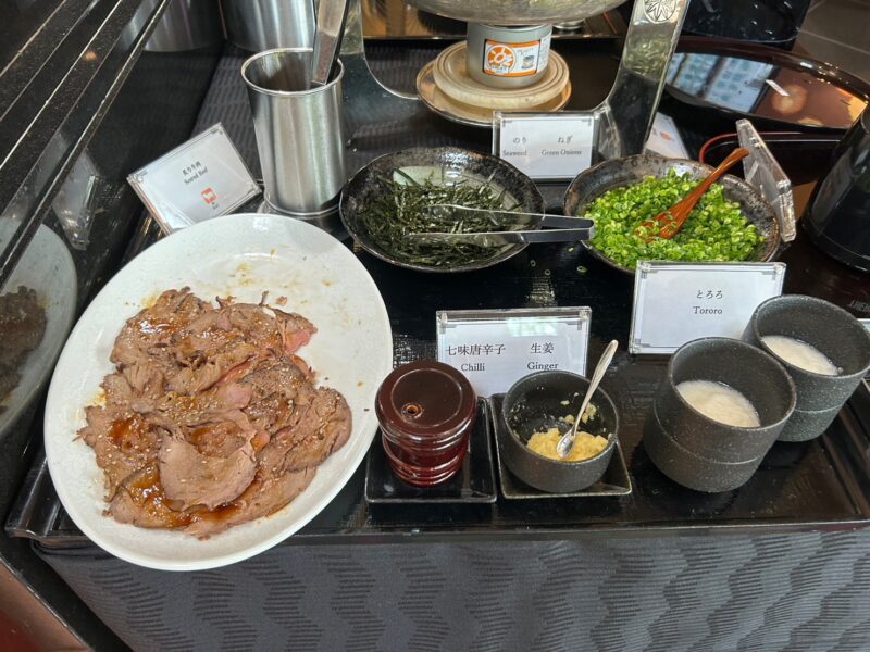 ホテルニューオータニ幕張「ザ・ラウンジ」旨味だし香る温製・冷製炙り牛肉うどんのトッピング