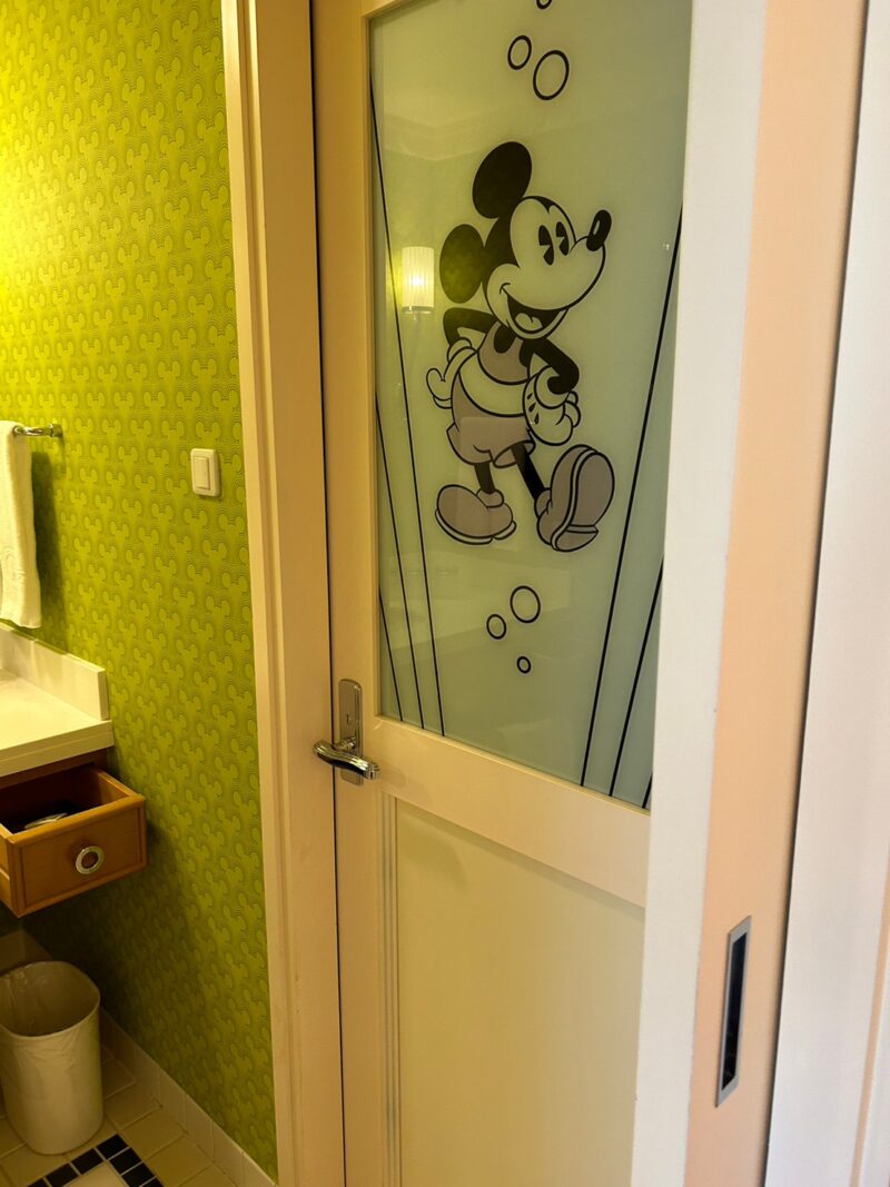 ディズニーアンバサダーホテル「ミッキーマウスルーム」のトイレのドア