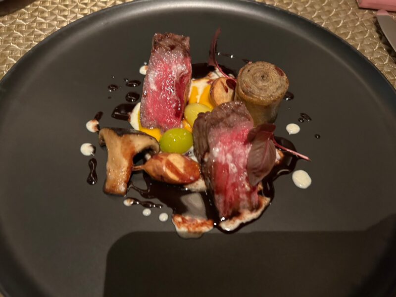 ホテルミラコスタ「オチェーアノ」“ディズニー・ハロウィーン”グルメディナーコースの牛フィレ肉のロースト マディラソース 紫芋のガレット2