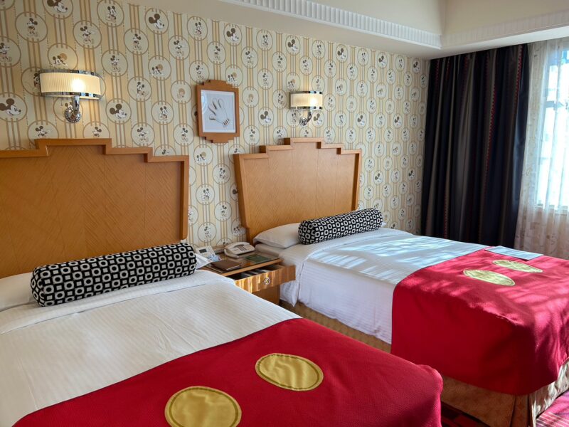 ディズニーアンバサダーホテル「ミッキーマウスルーム」のベッド1