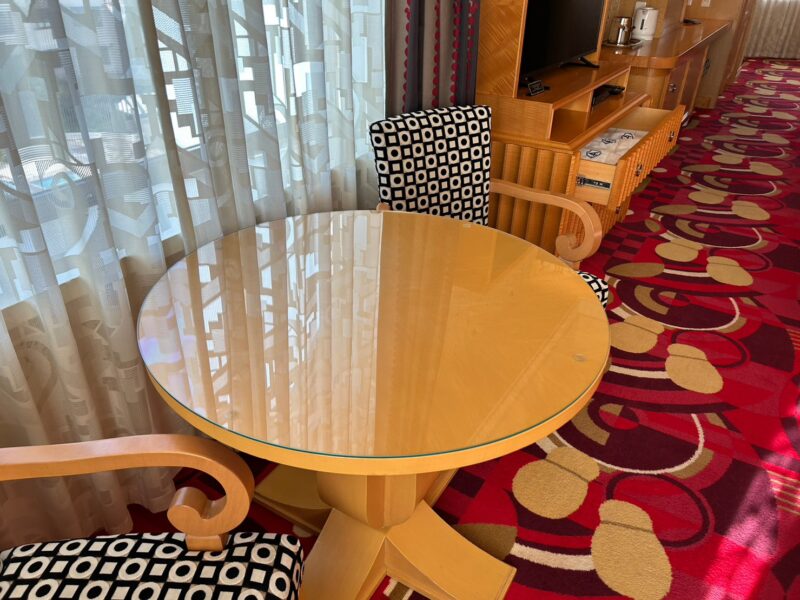 ディズニーアンバサダーホテル「ミッキーマウスルーム」のテーブル