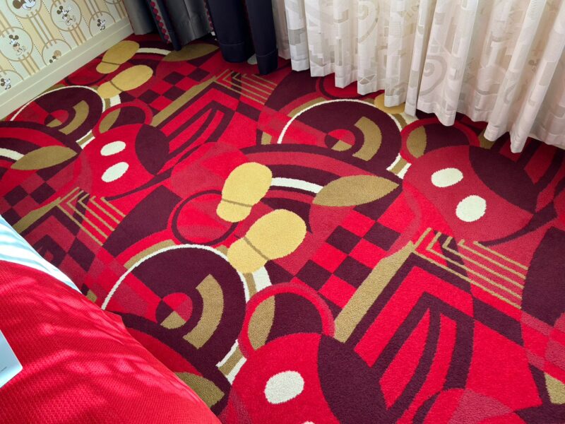 ディズニーアンバサダーホテル「ミッキーマウスルーム」のカーペット2