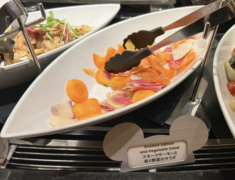 ディズニーアンバサダーホテル「シェフミッキー」スモークサーモンと彩り野菜のサラダ