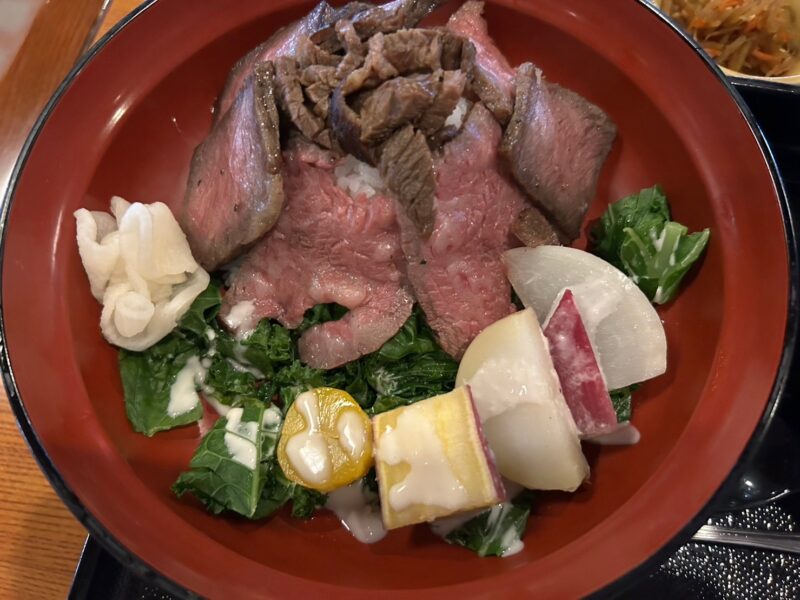 東京ディズニーリゾート「れすとらん北斎」の「スペシャル膳」の黒毛和牛のローストビーフ丼