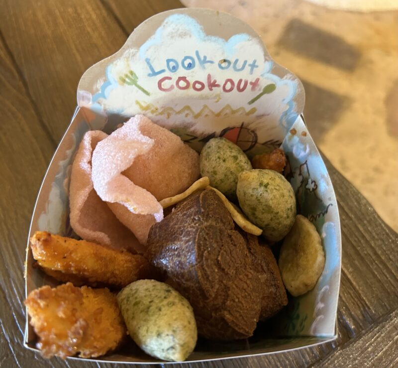 東京ディズニーシー「ファンタジースプリングス」の「ルックアウト・クックアウト」ロストキッズスナックボックス(レモンティーチキン)