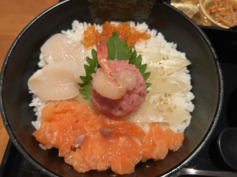 東京ディズニーリゾート「れすとらん北斎」の「海鮮ちらし丼」ちらし丼(真鯛、銀鮭、帆立貝、いくら、ネギトロ、甘海老)