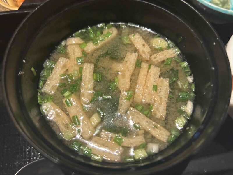 東京ディズニーリゾート「れすとらん北斎」の「海鮮ちらし丼」味噌汁