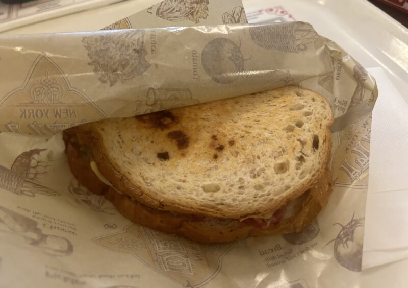 東京ディズニーシー「ニューヨーク・デリ」の「ルーベン・ホットサンド」1