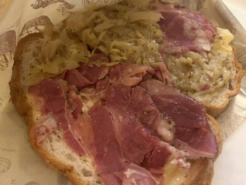 東京ディズニーシー「ニューヨーク・デリ」の「ルーベン・ホットサンド」2