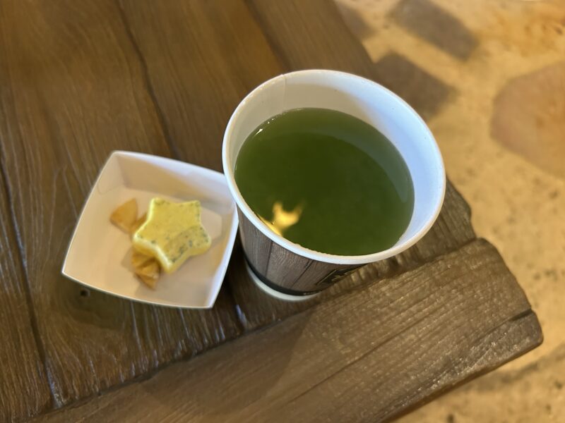 東京ディズニーシー「ファンタジースプリングス」の「ルックアウト・クックアウト」の「ピクシーダスト・ホットドリンク（キウイ&バナナ）」1