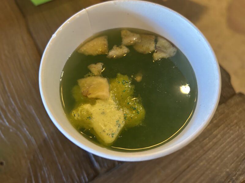 東京ディズニーシー「ファンタジースプリングス」の「ルックアウト・クックアウト」の「ピクシーダスト・ホットドリンク（キウイ&バナナ）」2