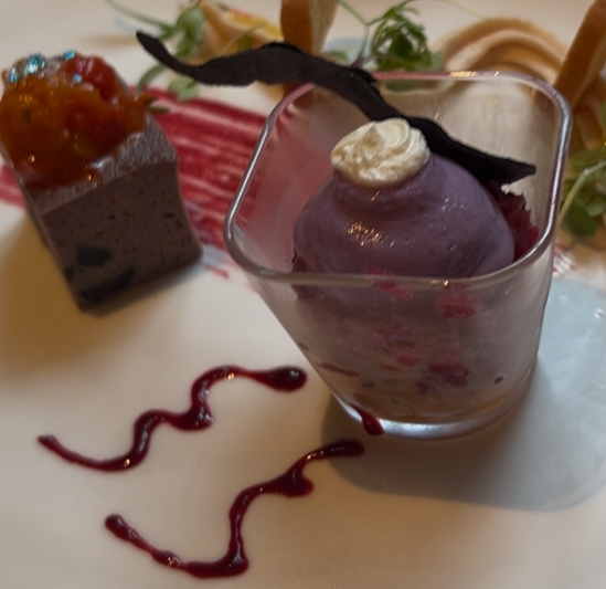 東京ディズニーランド「イーストサイドカフェ」のディズニーヴィランズ「スペシャルセット」前菜（アンティパスト・ミスト）スモークサーモンと雑穀のベジタブルラペのサラダ