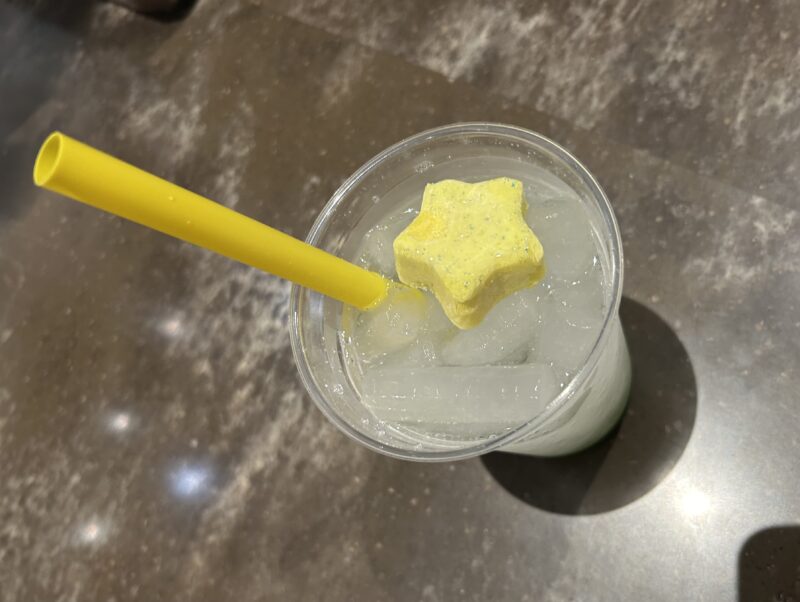 東京ディズニーシー「ファンタジースプリングス」の「ルックアウト・クックアウト」の「ピクシーダストソーダ(キウイ)」1