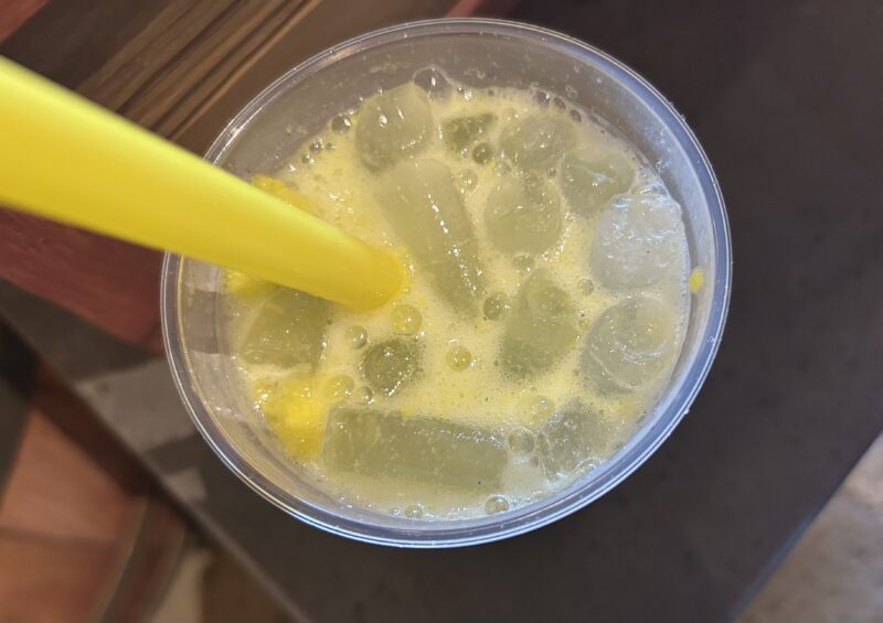 東京ディズニーシー「ファンタジースプリングス」の「ルックアウト・クックアウト」の「ピクシーダストソーダ(キウイ)」3