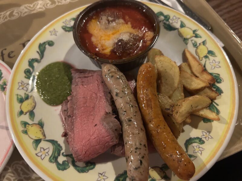 カフェ・ポルトフィーノ「シェフのおすすめセット」ローストビーフ　サルサヴェルデ（クルミ入り）、ボルベッティのトマト煮、ソーセージ、チョリソー