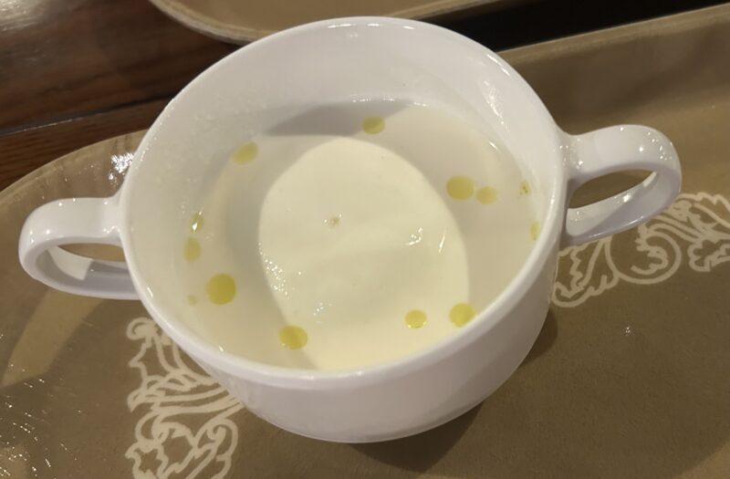 カフェ・ポルトフィーノ「シェフのおすすめセット」桃と生ハムの冷製クリームスープ
