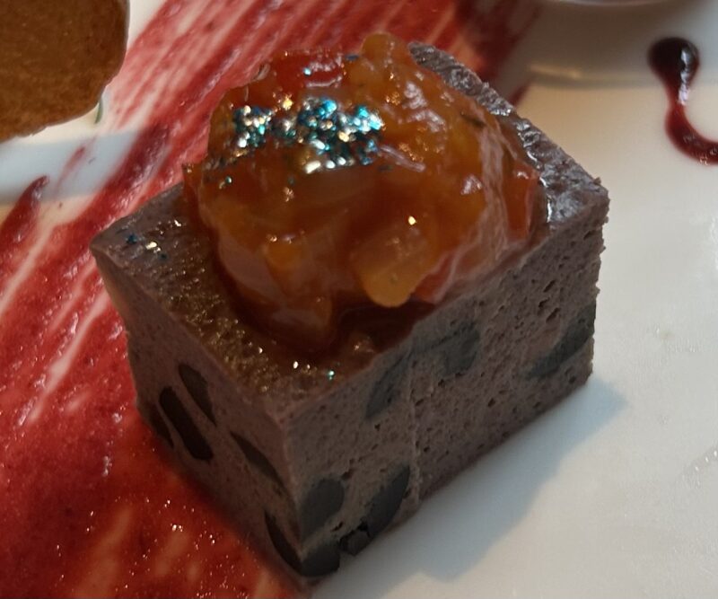 東京ディズニーランド「イーストサイドカフェ」のディズニーヴィランズ「スペシャルセット」前菜（アンティパスト・ミスト）紫芋とオリーブのフリッタータ