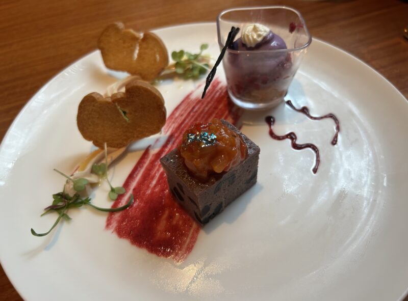 東京ディズニーランド「イーストサイドカフェ」のディズニーヴィランズ「スペシャルセット」前菜（アンティパスト・ミスト）生ハムのムース