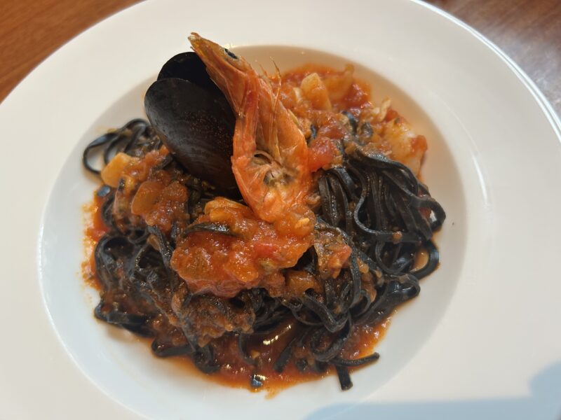 東京ディズニーランド「イーストサイドカフェ」のディズニーヴィランズ「スペシャルセット」メイン（イカ墨のタリオリーニ・ペスカトーレ）
