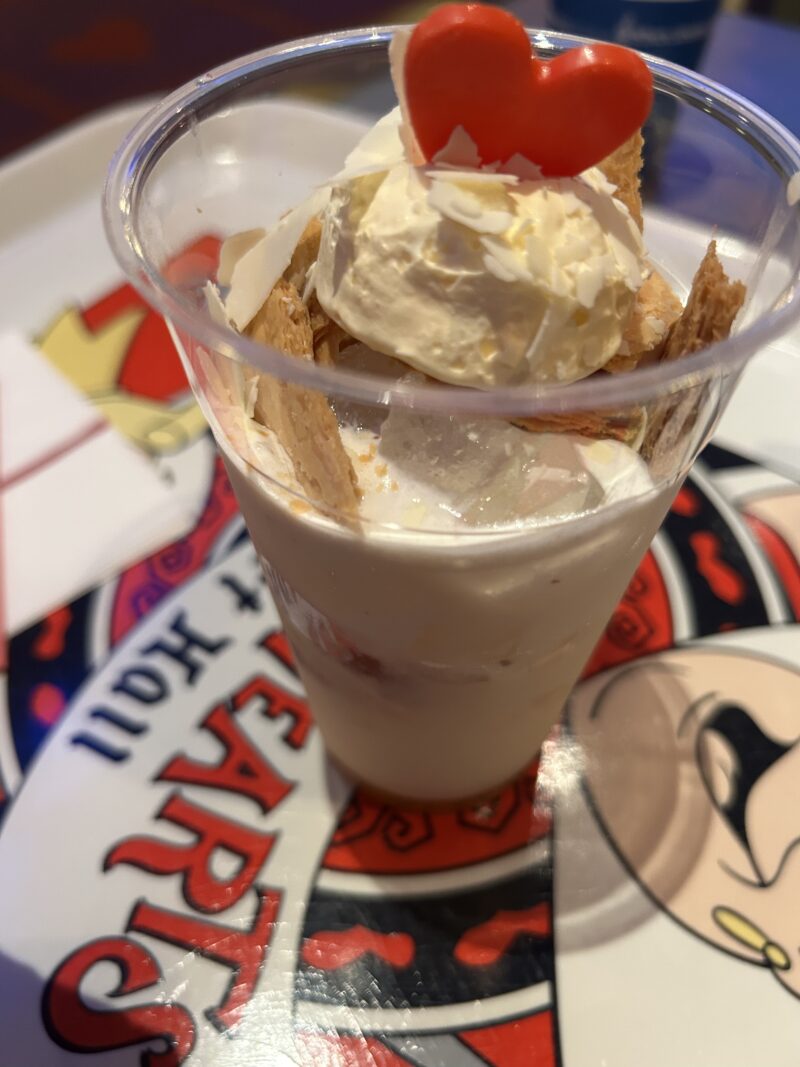 東京ディズニーランドの「クイーン・オブ・ハートのバンケットホール」の「クイーン・オブ・ケーキドリンク（アップルパイ）」