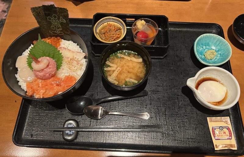 東京ディズニーリゾート「れすとらん北斎海鮮ちらし丼（真鯛、銀鮭、ホタテ貝、いくら、ネギロト、甘海老）」