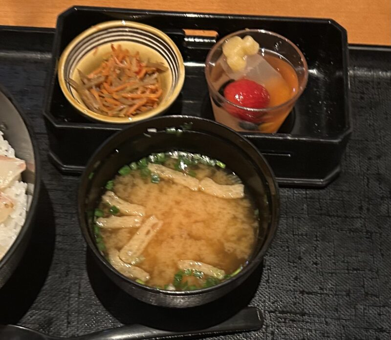 東京ディズニーリゾート「れすとらん北斎海鮮ちらし丼（真鯛、銀鮭、ホタテ貝、いくら、ネギロト、甘海老）」味噌汁、きんぴらごぼう、わらび餅とフルーツの和三盆シロップ