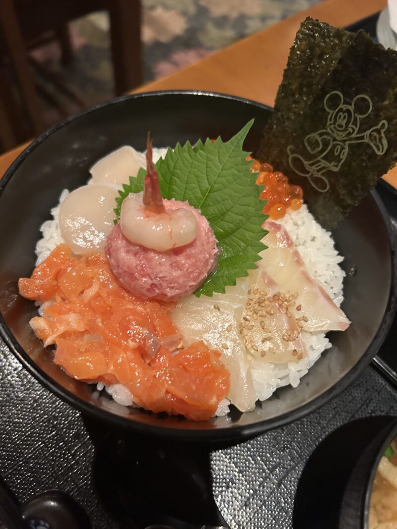東京ディズニーリゾート「れすとらん北斎海鮮ちらし丼（真鯛、銀鮭、ホタテ貝、いくら、ネギロト、甘海老）」