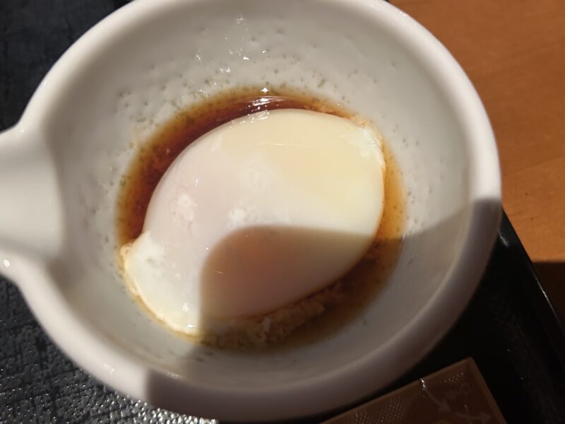 東京ディズニーリゾート「れすとらん北斎海鮮ちらし丼（真鯛、銀鮭、ホタテ貝、いくら、ネギロト、甘海老）」半熟玉子